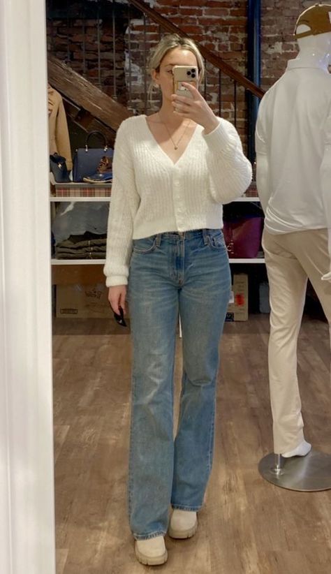 Long Straight Jeans Outfit Winter, How To Style Straight Wide Leg Jeans, Blue Wide Leg Jeans Outfit Aesthetic, Simple Wide Leg Jeans Outfit, Aesthetic Outfits Wide Leg Jeans, High Waist Blue Jeans Outfit, Loose Straight Jeans Outfit Women, Straight Leg Vs Wide Leg Jeans, Straight Fit Jeans Outfit Women Winter