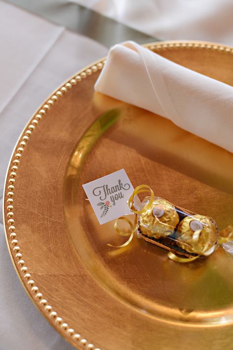 Gala Favor Ideas, Ferrero Rocher Wedding Favors, Dinner Party Favors, Wedding Doorgift, Wedding Photo Walls, Wedding Church Decor, Bling Party, Gold Wedding Favors, Gold Chargers