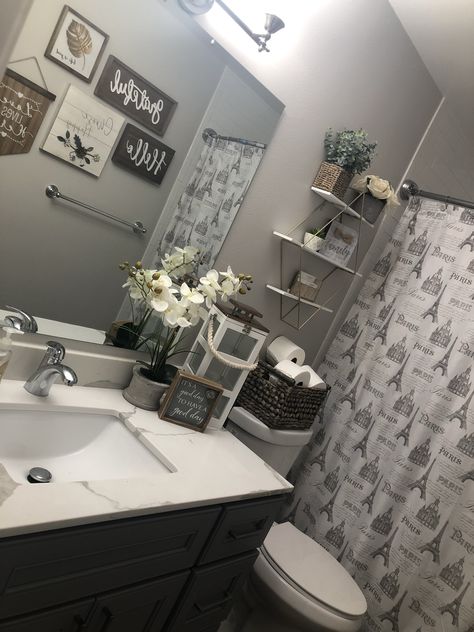 Bathroom Decor With Grey Cabinets, Black Grey And White Apartment, Bathroom Decor Grey And White, Black White Grey Bathroom Decor Ideas, Gray And White Bathroom Decor Ideas, Grey Bathroom Ideas Decoration, Grey And Gold Bathroom Decor, Black Cream And Gray Bathroom, Grey And White Bathroom Decor Ideas