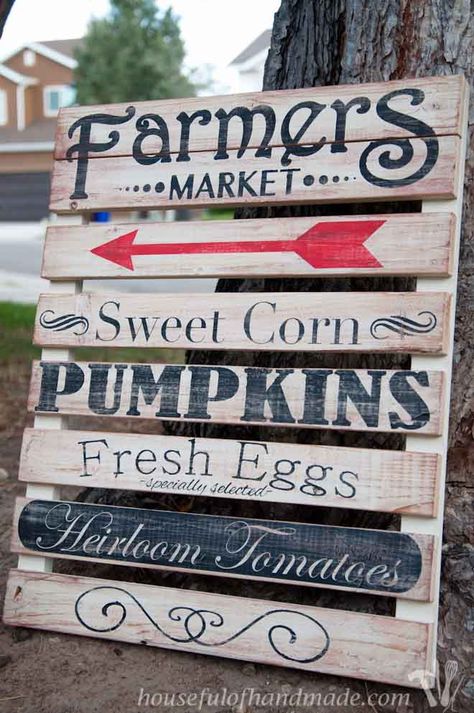 I love the farmer's market and this easy mini pallet sign is perfect for fall decor.  Tutorial from Houseful of Handmade. Farmers Market Display, Farmers Market Sign, Market Sign, Farm Store, Market Displays, Farm Market, Farm Signs, Local Farmers Market, Farm Shop