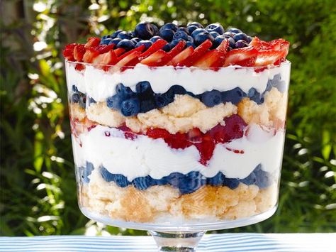 Patriotic Berry Trifle: Use store-bought angel food cake to cut down on the prep time for Sunny Anderson's colorful trifle. Memorial Day Desserts, Berry Trifle, Trifle Dish, Patriotic Food, 4th Of July Desserts, Fourth Of July Food, Trifle Recipe, Party Dips, God Mat