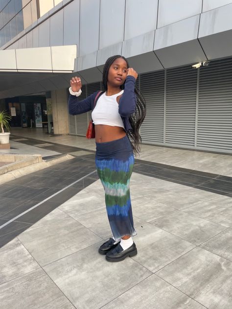 Black girl wearing white tank top and a maxi skirt with loafers Maxi Skirt With Loafers, Skirt With Loafers, Maxi Skirt Fall Outfit, Emma Chamberlain Style, Skirt And Loafers, Skirt Fall Outfit, Maxi Skirt Fall, Skirt Outfits Fall, Emma Chamberlain