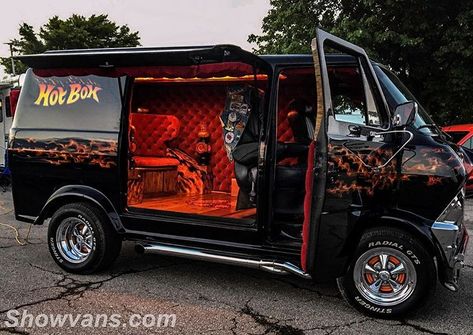 Showvans/Customvan sur Instagram : « Cleaned this shot up a bit of Junebug’s #hotboxvan during the bright n shine at the 2017 #nationaltruckin in Vansfield Ohio! There were 3… » Custom Van Interior, Party Van, Road Trip Van, Van Interiors, Old School Vans, Chevy Van, Van Car, Car Wraps, Ford Van