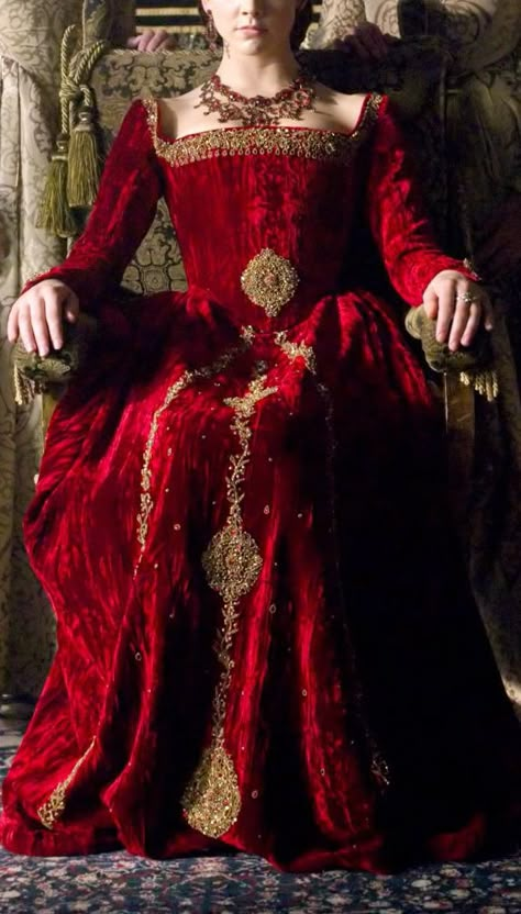 The Evil Queen Queen Dress Royal Medieval, Queen Dress Royal, Red Queen Aesthetic, The Tudors Costumes, Natalie Dormer Anne Boleyn, Gown Aesthetic, Tudor Gown, Tudor Dress, Tudor Costumes