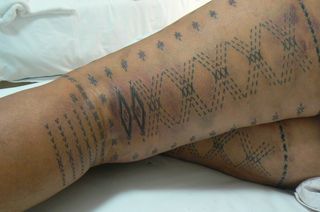 The symbols of the malu etched on the woman reflect the many roles of the woman in Samoan society. The malu is applied starting from the knees and working up to and finishing at the top of the thighs. Samoan Malu, Polynesian Tattoo Meanings, Tatau Tattoo, Samoan Tattoos, Side Thigh Tattoos, Polynesian Tattoos Women, Polynesian Art, Samoan Tattoo, American Tattoos