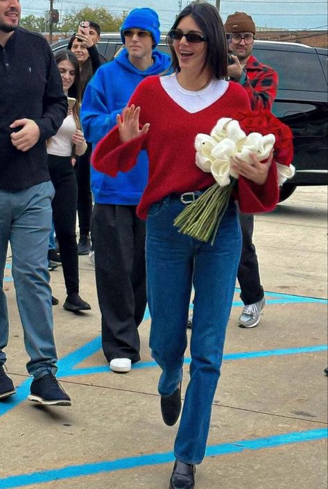 Kendall Jenner Red Sweater, Red Jumper Outfit Winter, Red Cropped Sweater Outfit, Kendall Jenner Sweater, Red Crewneck Outfit, Red Pullover Outfit, Red Jumper Outfit, Semi Formal Mujer, Red Sweater Outfit