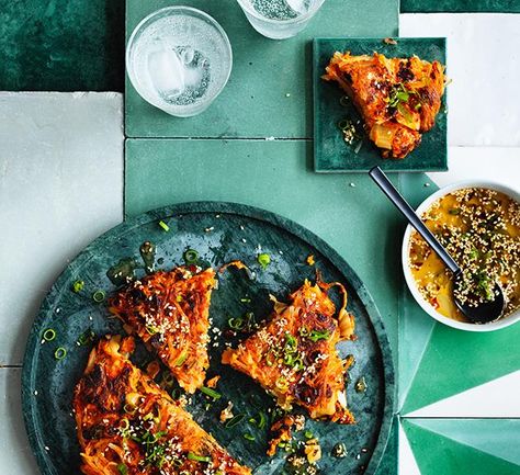 Kimchi noodle pancakes- 30min. Serve w salad eg lettuce cucumber radish tomatoes with sesame dressing. Noodle Pancakes, Pancake Photography, Noodle Meals, Korean Japchae, Japchae Noodles, Kimchi Noodles, Kimchi Pancake, Hearty Food, Everyday Dinners