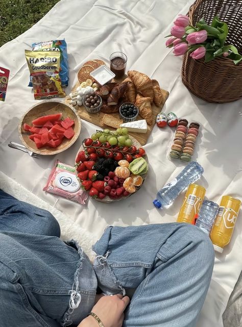 Solo Picnic Aesthetic, Wedding Surprise Ideas, Picnic Picture Ideas, Drive In Date, Solo Picnic, Picnic Date Ideas, Couple Picnic, Simple Picnic, Picnic Bento