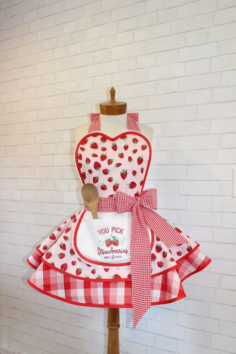 Strawberry Shortcake Vintage Inspired Baking Apron, Featuring Custom Embroidered Mini Apron Lace Trimmed Sweetheart Bib - Etsy Cute Apron Aesthetic, Strawberries Embroidery, Strawberry Apron, Strawberry Fashion, Strawberry Accessories, Strawberry Skirt, Strawberry Clothes, Pick Strawberries, Strawberry Shortcake Vintage