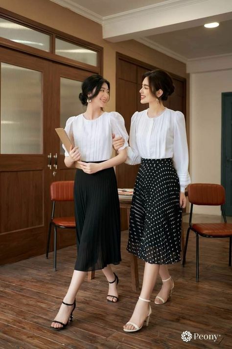 Black skirt styling Modest Corporate Fashion, Office Modest Outfits Women, Outfit Gereja, Office Wear Women Work Outfits, Office Wear Outfit, Work Outfits Office, Business Casual Looks, Skirt Styling, Smart Casual Women Outfits