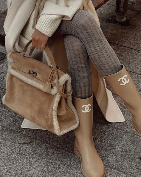 6 Stylish Shearling Bag Alternatives to the Hermès Teddy Kelly Chanel Rain Boots, Winter Purses, Purse Outfit, Chanel Boots, Kelly Bag, Classic Outfits, Accessories Jewelry, Cloth Bags, Autumn Winter Fashion