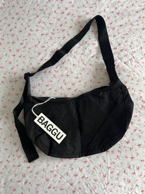 Baggu Leather Bag, Baggu Bag, Baggu Aesthetic Girl, Baggu Crescent Bag Brown, Baggu Crescent Bag Black, Cresent Baggu Bag, Baggu Standard Bag, Baggu Bags, Pretty Tote Bags