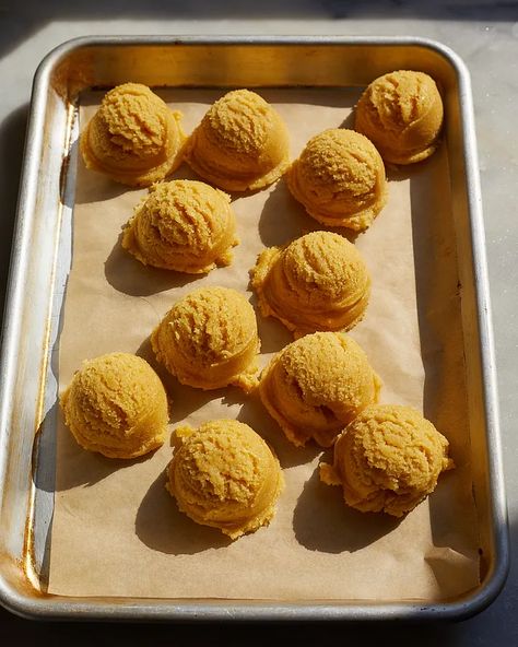 Brown Butter Corn Cookies - by Eric King - easygayoven Brown Butter Corn Cookies, Cornbread Aesthetic, Corn Cookies Recipe, Cornbread Cookies, Corn Dessert, Cornmeal Cookies, Corn Cookies, Fall Sweets, Lime Glaze