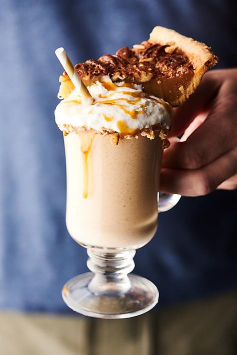 'Tis the season for pie! Use leftovers to make this amazing Pecan Pie Milkshake. It's cozy, creamy, and loaded with butter pecan ice cream, pecan pie (homemade or store bought), caramel, and optional bourbon! showmetheyummy.com #pecan #pie #milkshake Cream Pecan Pie, Blender Recipes Healthy, Mimosa Sangria, Easy Pumpkin Bars, Pie Milkshake, Delicious Thanksgiving Desserts, Margarita Martini, Pie Homemade, Store Bought Pie Crust