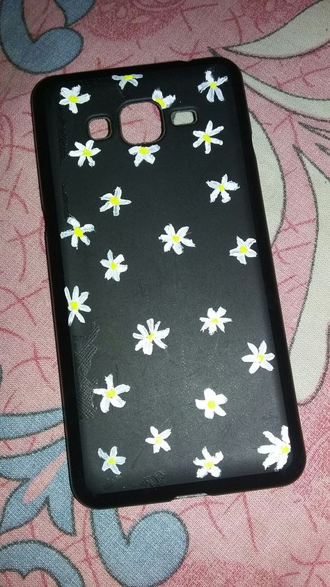 Here, i have used an old black phone case and have painted it with acrylic paint. Grab a thin brush and paint some petals with a white acrylic paint. Then, use a bit of yellow acrylic paint to paint the center of the flowers and you are done.❤️ Phone Case Painting, Diy Daisy, Case Painting, Daisy Phone Case, Old Phone, Old Lady, Clear Phone Case, Acrylic Paints, Daisy