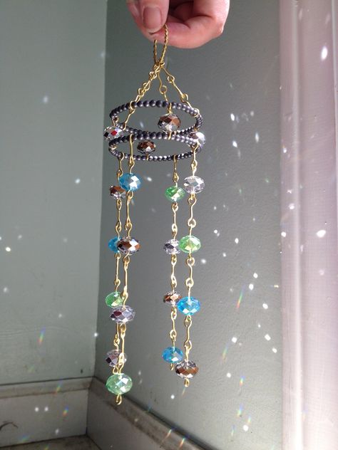 Crystal Suncatchers Diy, Wind Chimes Homemade, Suncatcher Diy, Diy Suncatchers, Vintage Jewelry Ideas, Dream Catcher Craft, Diy Wind Chimes, Homemade Diy, Beaded Crafts