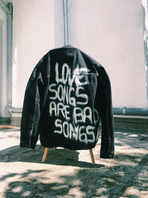 spray painted denim jacket. "love songs are bad songs" Spray Painted Denim Jacket, Spray Paint Jacket Ideas, Spray Paint Leather Jacket, Spray Paint Jeans Diy, Spray Painted Jacket, Spray Paint Jacket, Spray Painted Jeans, Spray Painted Clothes, Spray Paint Clothes