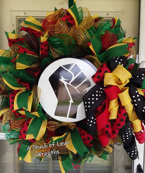 African Wreath, Juneteenth Wreath Ideas, Deco Mesh Christmas Wreaths Diy, Kwanzaa Crafts, Church Christmas Decorations, African Crafts, Heart Shaped Wreaths, Holiday Wreaths Diy, African Wall Art