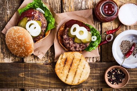 If you're looking for the best way to keep hamburgers warm, give a Crock-Pot or a burger bath a try. Both methods are simple and should provide good results. Hamburger In Crockpot, Burgers On The Stove, Bbq Hamburgers, How To Cook Hamburgers, Dinners Under 500 Calories, How To Make Hamburgers, Hamburgers Grilled, How To Cook Burgers, Bath Recipes