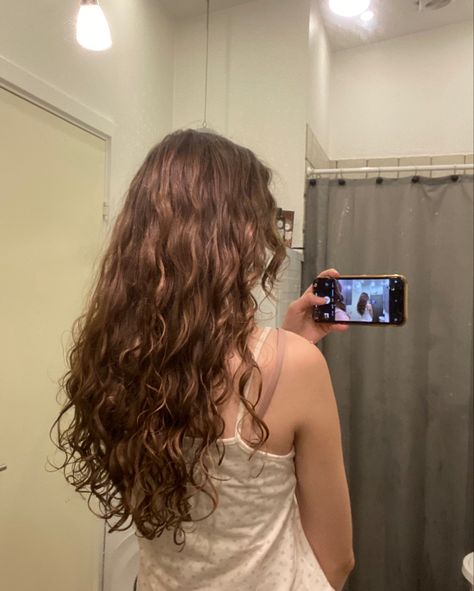 Naturally Wavy Hair Cuts, Long Layered Curly Hair, Loose Curly Hair, Brown Wavy Hair, Layered Curly Hair, Wavy Haircuts, Natural Wavy Hair, Wavy Curly Hair, Long Wavy Hair