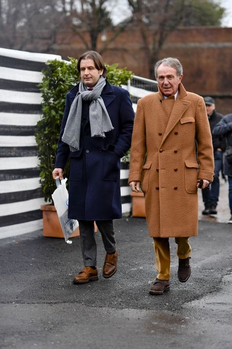 . Italian Men Style, Pitti Uomo Street Style, Business Casual Dress Code, Mens Inspiration, Guy Style, Men Fashion Show, British Outfits, Mens Winter, The Best Street Style