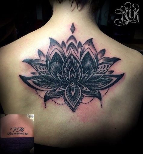 Cover Up Back Tattoos Female, Tattoo Mujer, Flower Cover Up Tattoos, Maria Tattoo, Tatuaje Trash Polka, Tatuaje Cover Up, Lotusblume Tattoo, Cover Up Tattoos For Women, Wrist Tattoo Cover Up