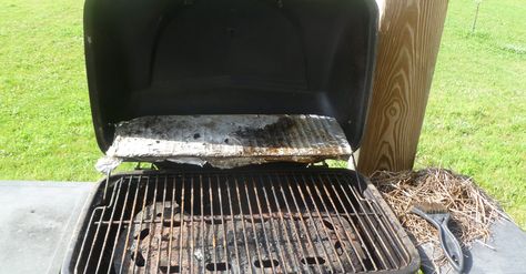 Instead Of Tossing Out His Dirty Old Grill, He Did Something To Wow ALL The Neighbors! via LittleThings.com Repurpose Grill Diy Projects, Webber Grill, Weekend Projects Diy, Diy Smoker, Outside Grill, Diy Grill, Build Outdoor Kitchen, Grill Parts, Outdoor Kitchen Grill