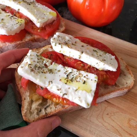 Tomato and feta toast Feta Toast, Greek Flatbread, Tomato And Feta, Greek Recipes Authentic, Comfort Pasta, Autoimmune Paleo Recipes, Tomato Bread, Simple Breakfast, Greek Cooking