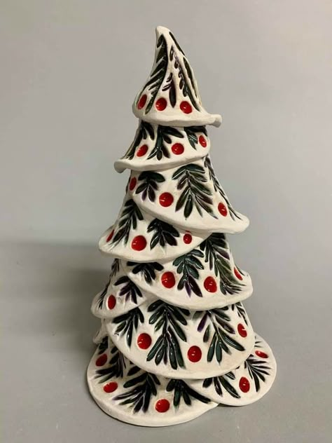 Ceramic Christmas Trees Diy, Ceramics Christmas Tree, Ceramic Christmas Tree Painting Ideas, Christmas Ceramics Ideas Pottery, Pottery Christmas Trees, Clay Christmas Tree, Holiday Pottery, Christmas Tree Ceramic, Christmas Pottery