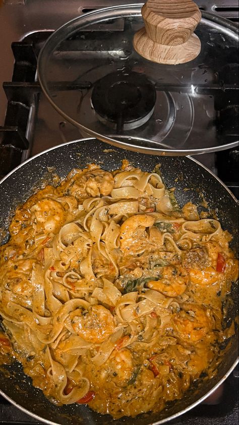 #pasta #alfredo #shrimp Fast Food Drinks, Pasta Alfredo, Shrimp Alfredo, Healthy Food Habits, Food Tech, Kawaii Cooking, Food L, Food Babe, Food Therapy