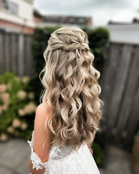 Image: hairdobymijntje//instagram Bridal Hair Half Up Half Down, Boho Wedding Hairstyles, Fall Reception, Bohemian Bridal Hair, Curly Bridal Hair, Wedding Hairs, Bridal Hair Half Up, Hairstyles Bride, Wedding Hair Half