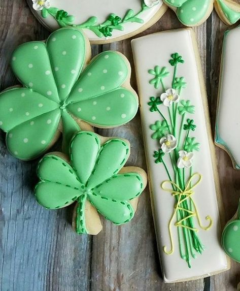 sweet shamrock cookie inspo Saint Patrick’s Day Sugar Cookies, Shamrock Decorated Cookies, St Patrick's Day Cookies Royal Icing, St Patrick's Day Sugar Cookies, St Patricks Day Cookies Decorated, Shamrock Cookies Decorated, St Patrick Day Cookies, Spring Decorated Cookies, March Cookies