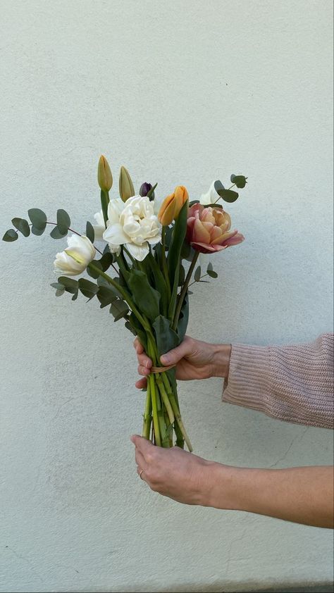 Daffodil Bouquet Wedding, Tulips And Eucalyptus, Tulip Bouquet Wedding, Daffodil Bouquet, Tulip Wedding, Eucalyptus Bouquet, Miss Moss, Elegant Bouquet, Tulip Bouquet