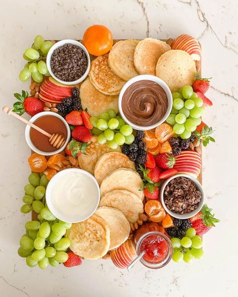 This Pancake Charcuterie board is a fun way to present breakfast for a crowd during a weekend morning. It doesn't only look beautiful and creative, but it's a crowd pleaser and for the whole family, with so many options to chose from #breakfastcharcuterie #breakfastcharcuterieboard #pancakeboard Pancake Charcuterie Board, Breakfast Brunch Party, Breakfast Charcuterie, Harry Potter Parties Food, Breakfast For A Crowd, Birthday Breakfast, Breakfast Party, Tasty Pancakes, Birthday Brunch