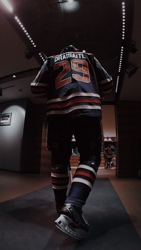 Leon Draisaitl Wallpaper, Nhl Aesthetic, Sports Aesthetics, Leon Draisaitl, Nhl Hockey Players, Guy Aesthetic, Nhl Wallpaper, Oilers Hockey, Bruins Hockey