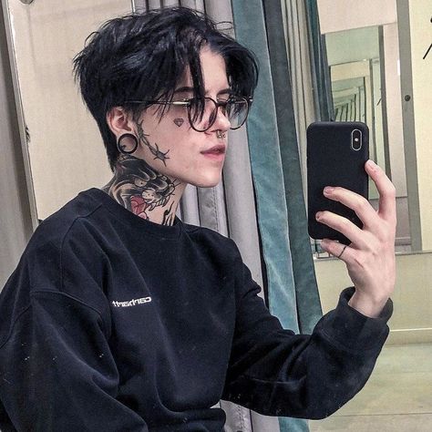 Gender Envy, Cortes De Cabello, Hair Inspo, Pretty People, Black Hair, Hair Ideas, Short Hair, A Man, Cell Phone