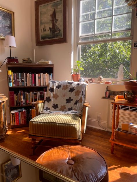 Library Aesthetic Living Rooms, Book Reading Chair Cozy Corner, Book Reading Corner Aesthetic, Vintage Reading Chair, Vintage Reading Corner, Comfy Corner Chair, Rest Corner Ideas, Beginner Apartment, Comfy Chairs For Bedroom Cozy Corner