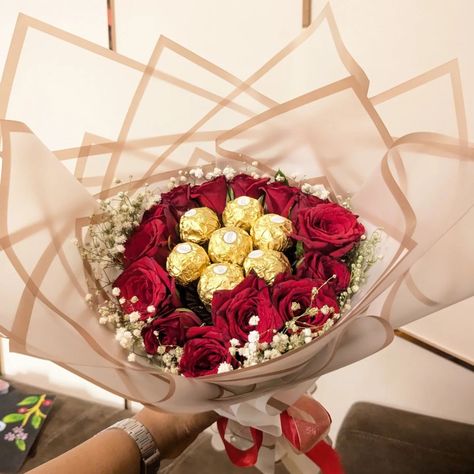 Roses n Rochers bouquet 💕 For ur loved ones ❤️ Can b customised Dm for more details..9321613200. . . (Roses, Ferrero rochers, bouquet, baby breath, gypsy,) . #ferrerorocher #roses #flowers🌸 #chocolover #bouquet #chocolatebouquet #rosebouquet Bouquet Baby Breath, Ferrero Bouquet, Ferrero Rocher Bouquet, Birthday Flowers Bouquet, Instagram Roses, Baby Breath, Flowers Bouquet Gift, Chocolate Bouquet, Ferrero Rocher