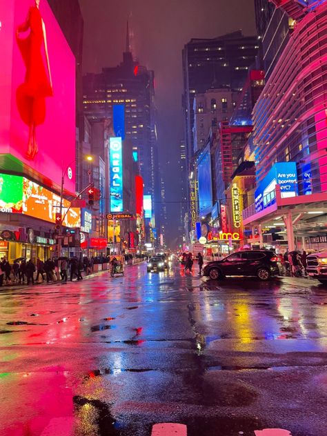 New york rainy at night middle of street New York Streets At Night, Nyc Rain Aesthetic, Street Lights At Night, Neon Street, New York Rain, New York Drawing, Happy Birthday Steve, Nyc At Night, Hollywood Night