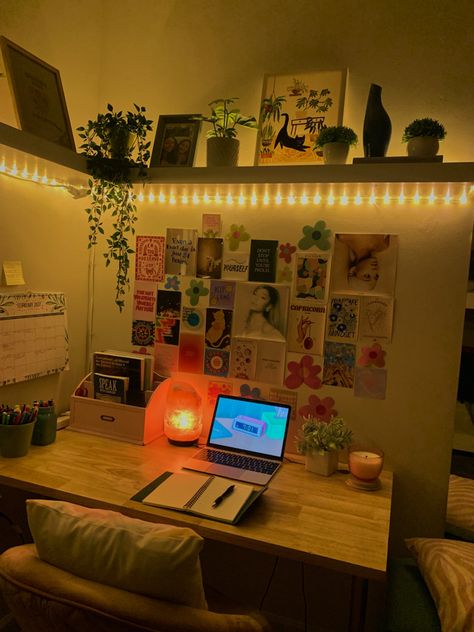 Cozy Study Table, Uni Dorm Ideas, Uni Bedroom Ideas, Uni Dorm Aesthetic, Cozy Dorm Room Aesthetic, Uni Room Aesthetic, Artsy Dorm Room, University Dorm Room Decor, Dorm Inspo Cozy