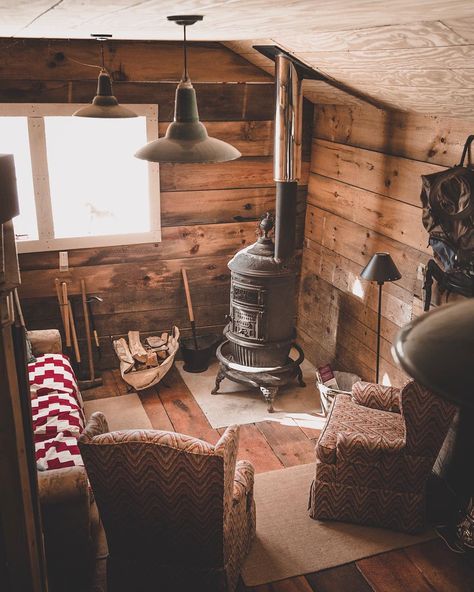 These tiny cabins on Instagram are micro homes with rustic touches that each have a cozy design for the winter season. Tiny Cabins Interiors, Woodworking Clamps, Tiny Cabins, Micro House, Cabin Interiors, Cabin Living, Little Cabin, Tiny Cabin, Tiny House Cabin