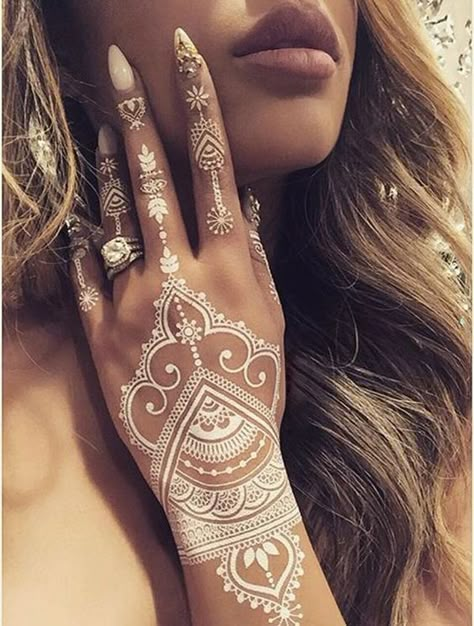 19 Stunning White Henna Designs For You: Tato Grunge, White Henna Tattoo, White Henna Designs, Henne Tattoo, Inai Pengantin, Tato Henna, Female Tattoos, Henna Tattoo Hand, Tattoo Henna