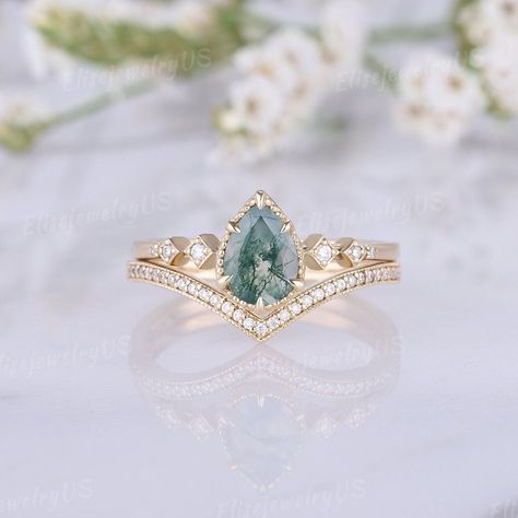 Pear Moss Agate Engagement Ring Set Dainty Green Gemstone Rings Unique 14K Rose Gold Ring Bridal Set Women 2pcs Unique Rings Natural inspired Link to the Moissanite Ring Set: https://www.etsy.com/listing/1690166532/pear-moissanite-engagement-ring-set?click_key= RING DETAILS METAL: available in 14k or 18k solid yellow gold, white gold, rose gold ( Please contact me directly for palladium or platinum.) MOISSANITE: https://www.etsy.com/listing/1154450261 ENGAGEMENT RING CENTER STONE: Moss Agate SIZ Fluorite Ring Engagement, Fairy Engagement Ring Green, Dainty Gemstone Engagement Rings, Engagement Ring With Emerald Accents, Engagement Rings Moss Agate, Pear Moss, Green Moissanite Ring, Green Engagement Rings, Gemstone Rings Unique