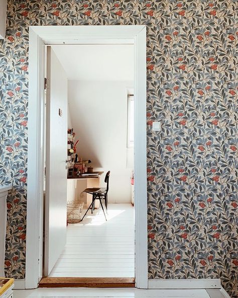 Udsyn fra gangen og ind til Merle 💫. . #merlesroom #williammorriswallpaper William Morris Tapet, Morris Homes, William Morris Wallpaper, Morris Wallpapers, Vintage Farm, Boho Living, Wallpaper Living Room, Best Interior Design, Home Wallpaper