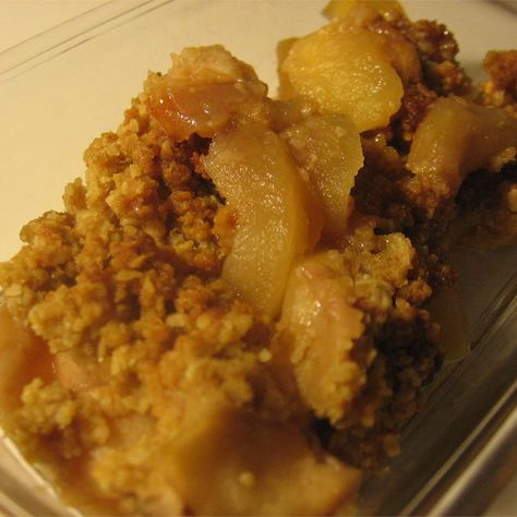 Maple Apple Crisp Rum Raisin Ice Cream, Brown Sugar Butter, Rum Raisin, Apple Crisp Recipes, Crisp Recipe, Easy Dinner Ideas, Syrup Recipe, Apple Desserts, Baking Dish