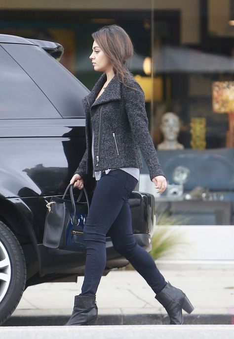 Mila Kunis Street Style Mila Kunis Street Style, Mila Kunis Style, Street Style 2015, Simple Street Style, Black Jeggings, Mila Kunis, Celebrity Street Style, 가을 패션, Petite Fashion