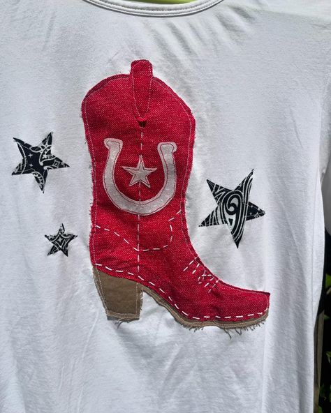 new shirts i made!!! 👠🤠i think these would be super cute to match with your bestie! #applique #highheel #cowboyboot #matchingshirts #patchworkshirts #upcycledshirt #highheelshirt #appliqueshirt Diy Applique Shirts, Applique Tee, Upcycle Shirt, Patchwork Shirt, Applique Shirts, Shirt Embroidery, Cowboy Boot, Matching Shirts, Shirt Ideas