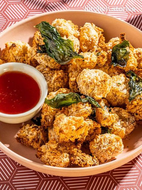 Baked popcorn cauliflower with hot honey Baked Popcorn, Popcorn Cauliflower, Smashed Potatoes Baked, Taiwanese Popcorn Chicken, Baked Mozzarella Sticks, Hot Honey Recipe, Mushroom Lasagna, Beet Chips, Buttermilk Pancakes Fluffy