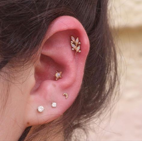 High Lobe Piercing, Ear Piercing Ideas, Cute Ear Piercings, Lobe Piercing, Piercing Ideas, Conch Piercing, Ear Piercing, White Diamonds, Conch