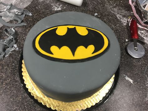 Batman Fondant, Easy Batman Cake, Summer Birthday Cake, Batman Cake, Batman Symbol, Superhero Cake, Batman And Catwoman, Fondant Tutorial, Simple Birthday Cake